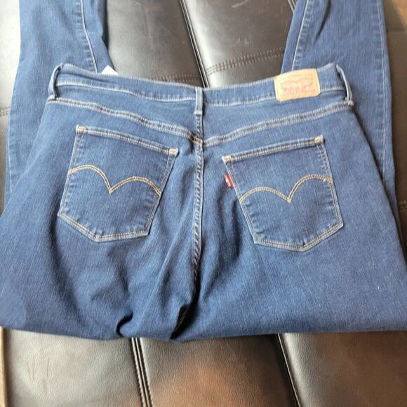 720 High Rise Levi's - Picture 3 of 6